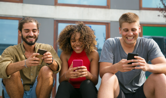 o que é deezer: amigos jogando no celular
