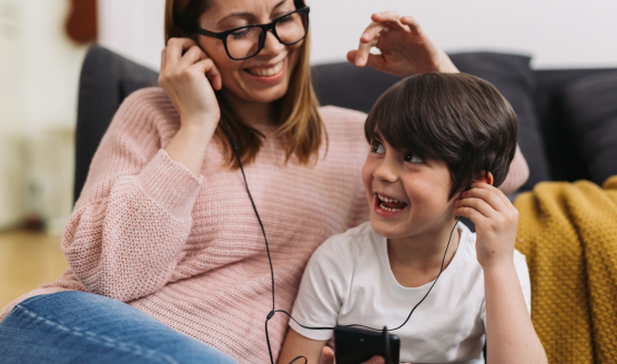 o que é deezer: criança ouvindo música