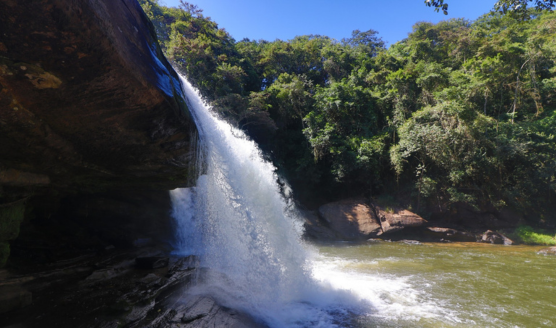 cachoeira e praia são sebastião do rio preto