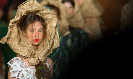 desfile da spfw com peças das bordadeiras de barra longa