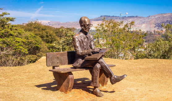 estatua drummond itabira