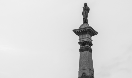 estátua de tiradentes em frente ao museu da Inconfidência Mineira